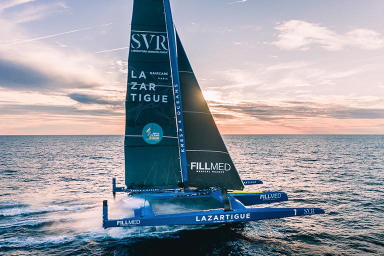 Trimaran SVR Lazartigue naviguant à grande vitesse sur l’océan Atlantique pendant la Route du Rhum