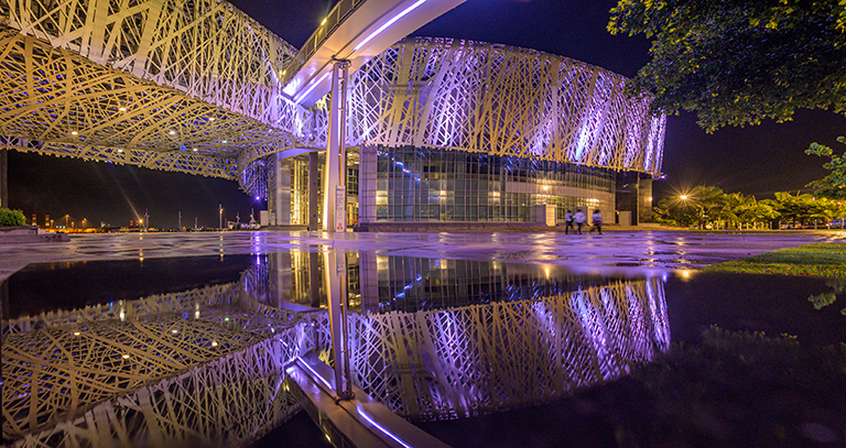 Mémorial ACTe illuminé de nuit à Pointe-à-Pitre en Guadeloupe, centre caribéen d’expressions et de mémoire de la traite