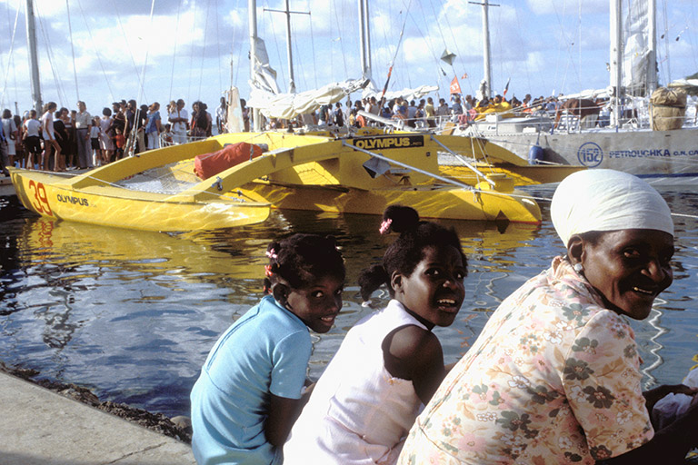 Spectateurs au port de Pointe-à-Pitre observant les voiliers de la Route du Rhum en Guadeloupe